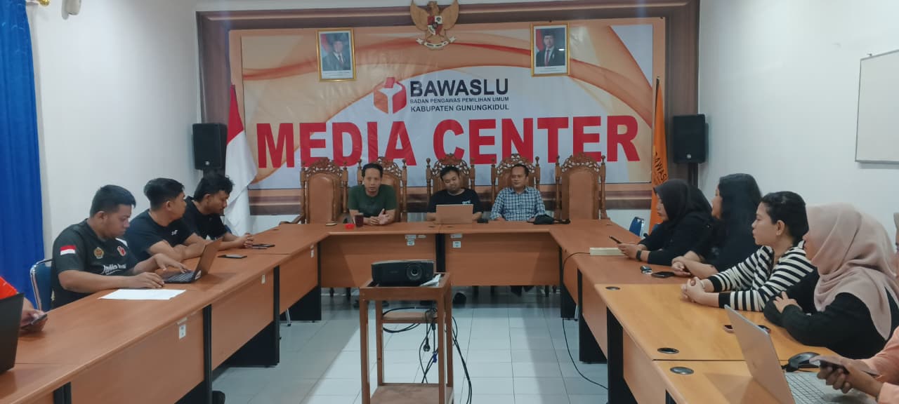 Rapat Membahas Hasil Coktas di Ruang Media Center