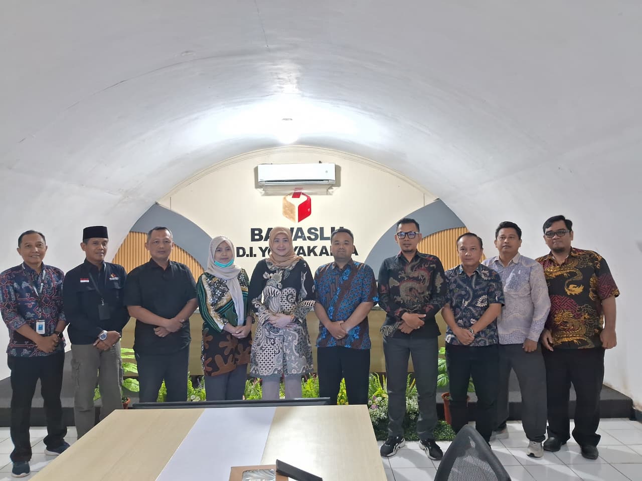 Foto bersama setelah rapat selesai