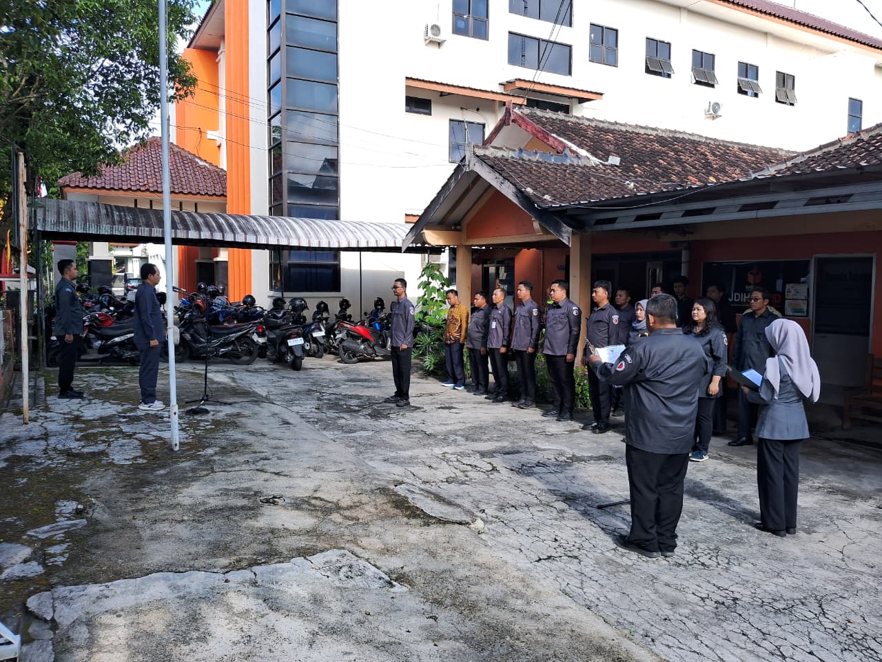 Apel Senin di halaman Kantor Bawaslu Kabupaten Gunungkidul