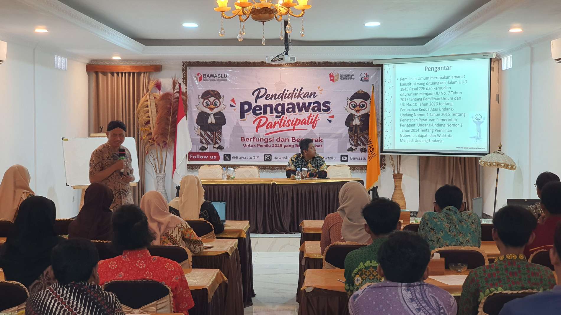 Ketua Bawaslu DIY dalam Menyampaikan Materi
