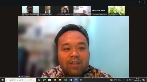 Deni Tri Utomo, S.Ag. mengikuti Zomm Meeting