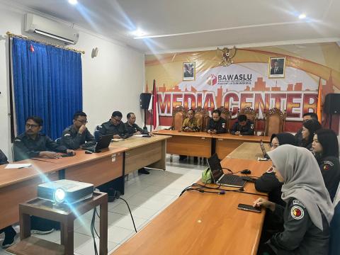 Rapat di Media Center 