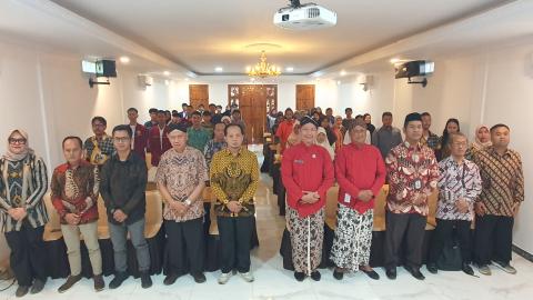 Sesi foto bersama tamu undangan