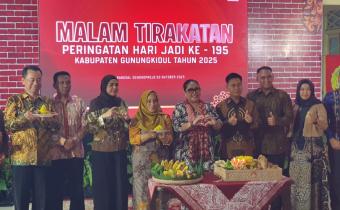 Prosesi Malam Tirakatan