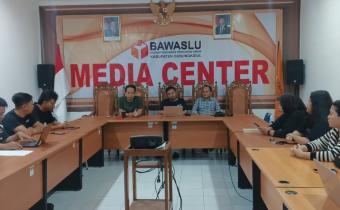 Rapat Membahas Hasil Coktas di Ruang Media Center