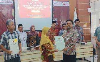 Proses penyerahan hasil Salinan BA Pleno