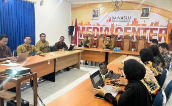 Rapat Pengisian Capaian Output di Media Center Bawaslu Kabupaten Gunungkidul