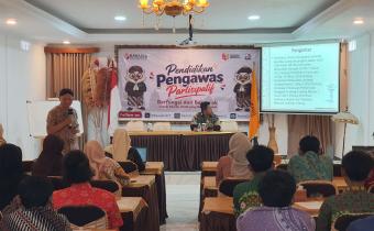 Ketua Bawaslu DIY dalam Menyampaikan Materi