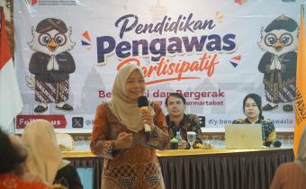 Anggota Bawaslu DIY memberikan materi dalam Pendidikan Pengawas Paritisipatif