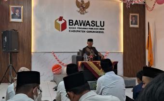 Tausiyah oleh Drs. H. Zamari di Kantor Bawaslu Kabupaten Gununglidul